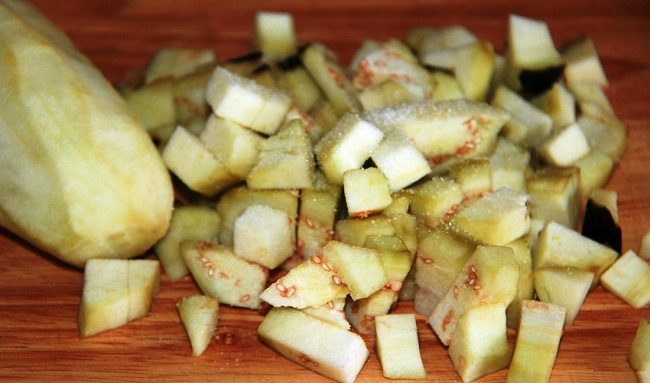 Рулет из лаваша с фаршем, запеченный в сырно-сметанной заливке: нарезка баклажан