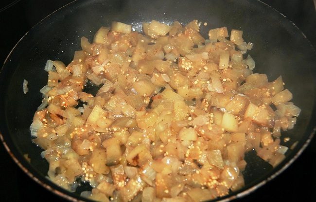 Рулет из лаваша с фаршем, запеченный в сырно-сметанной заливке: пассировка лука и баклажан