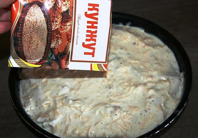 Рулет из лаваша с фаршем, запеченный в сырно-сметанной заливке: заливка пирога