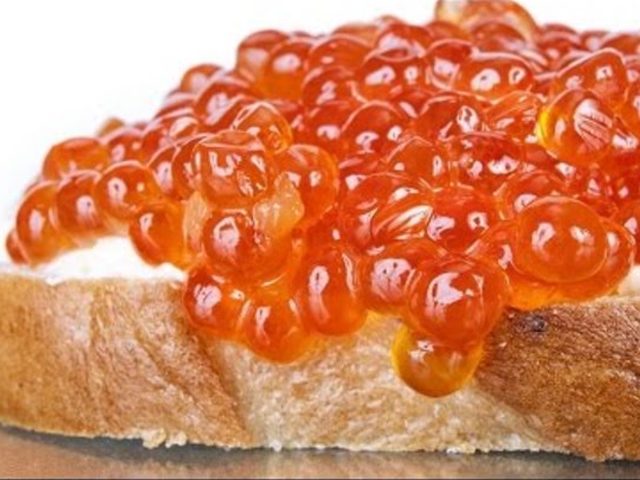 Как сделать вкусные бутерброды с красной икрой и сыром, авокадо, черной икрой, рыбой, киви, маслом? Рецепты оригинальных бутербродов с красной икрой на праздничный стол и их оформление