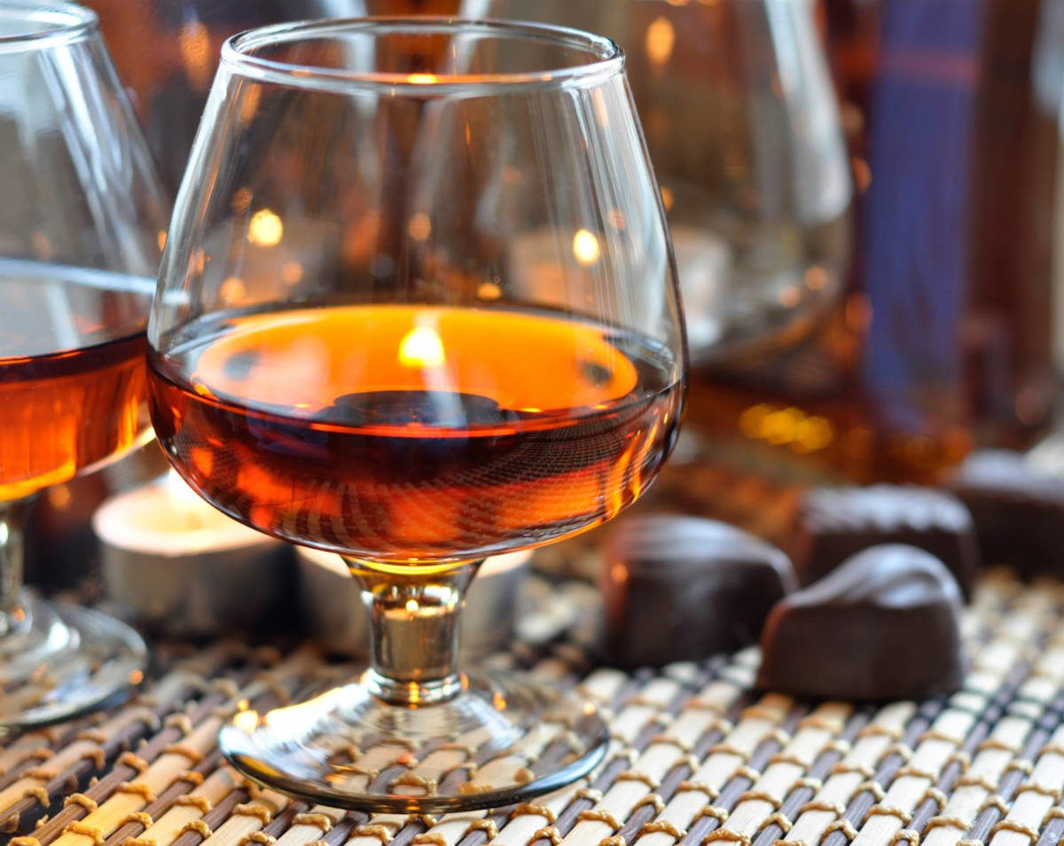 Коняк в алкогольный глинтвейн следует добавлять в небольшом количестве