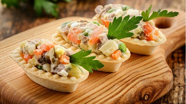 Вариант подачи салата оливье в тарталетках