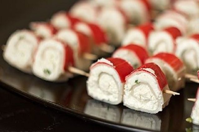 Закусочные рулетики из крабовых палочек с начинкой из творожного крема с зеленью