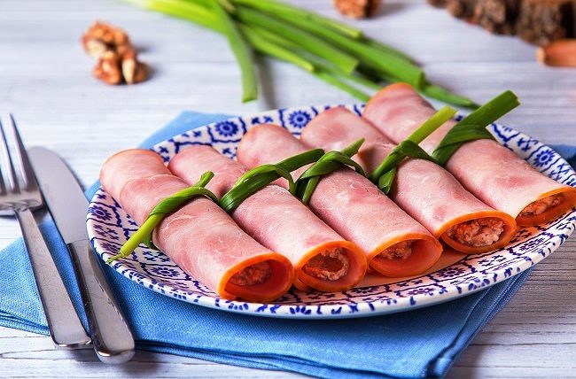 Вариант подачи закусочных рулетов из ветчины с начинкой из плавленого сыра
