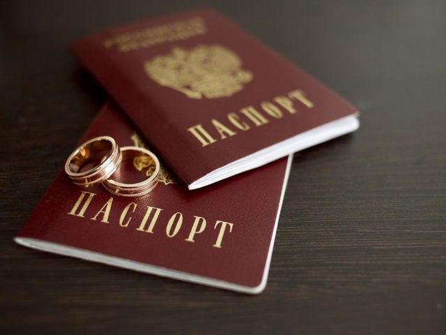 Стоит ли менять фамилию при замужестве: за и против. Можно ли при замужестве взять двойную фамилию? Что, если не менять фамилию при замужестве: мнение мужчин. Замена фамилии в паспорте после замужества: сроки