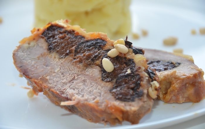 Свинина «гармошка» с черносливом