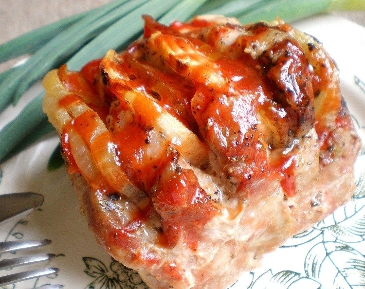 Свинина запеченная гармошкой с сыром и помидорами