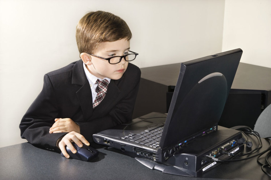 Un niño con una computadora portátil