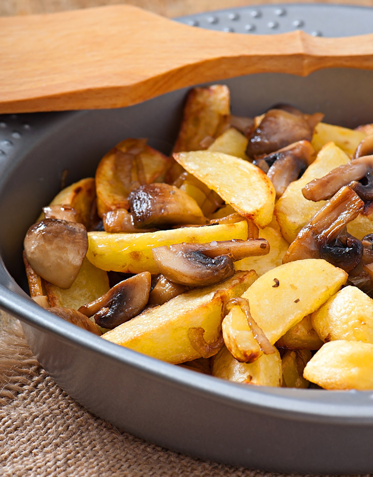 Как вкусно пожарить картошку с грибами опятами, маслятами, шампиньонами, вешенками на сковороде?