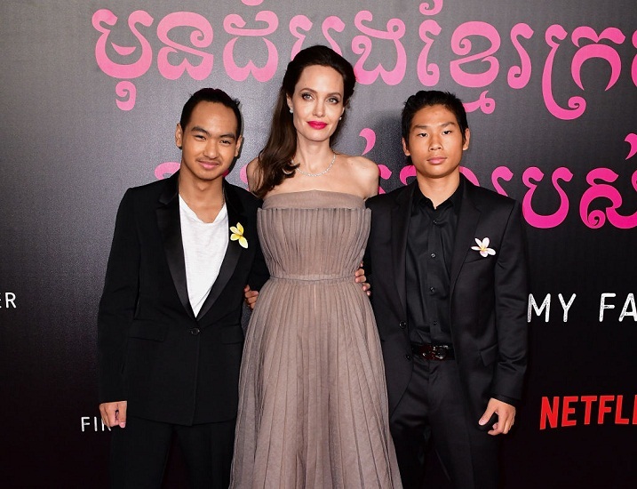 Джоли с двумя старшими сынами