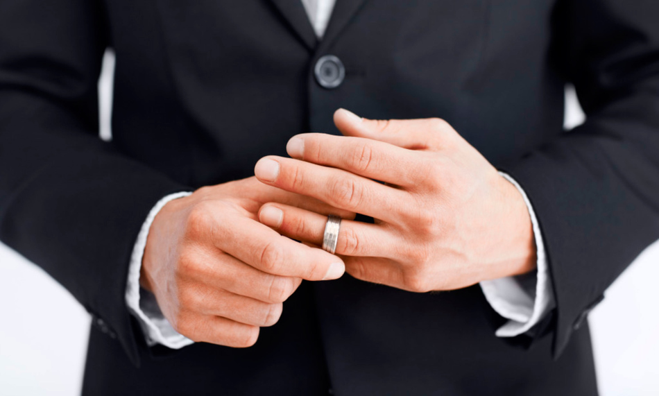 Τα ασημένια δαχτυλίδια ταιριάζουν τέλεια στο ανδρικό επιχειρηματικό στυλ