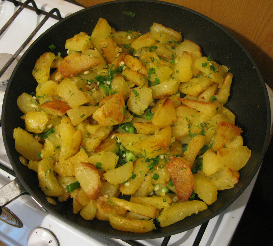 Как вкусно пожарить картошку с луком на сковороде?