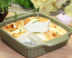 Το αυγό, το πλούσιο είναι φυσικό σε ένα τηγάνι, στο φούρνο: μια κλασική συνταγή για πρωινό, όπως στο νηπιαγωγείο, με τυρί και βότανα, γλυκιά, φωτογραφία, βίντεο