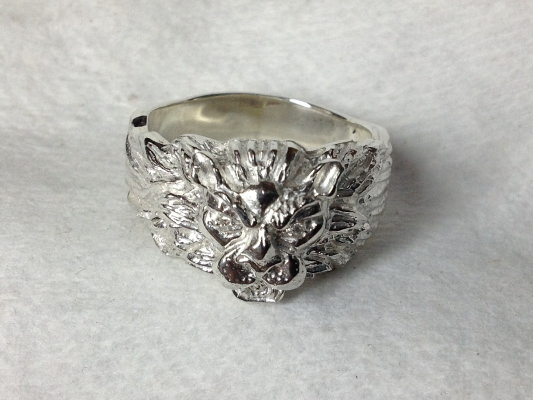 Мъжки пръстен, направен от сребро под формата на лъв