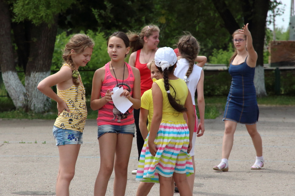Детские коллективные игры в летнем лагере