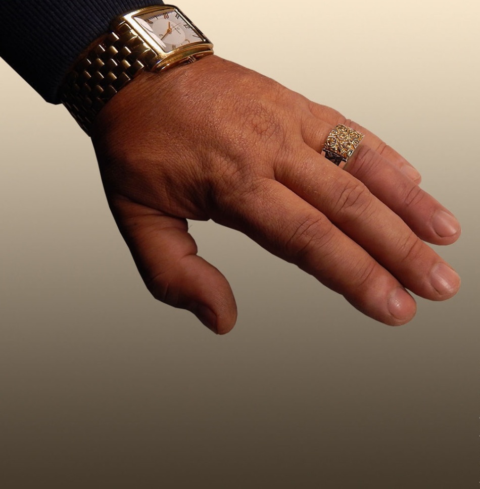 Το δαχτυλίδι των ανδρών επιχρυσωμένο με δείγματα χρυσού 999