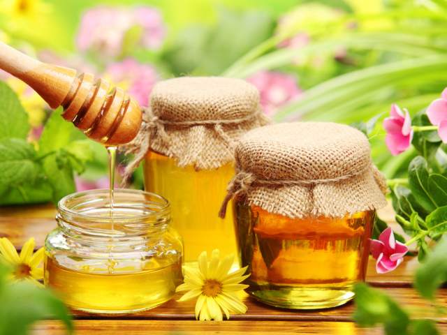 Как да изберете висококачествен естествен мед, добър клетъчен мед в магазина, на пазара: тайни, нюанси. Къде е най -добрият начин да купите естествен мед? Какви документи трябва да попитате продавача на мед? Какви добавки попадат в меда и как да ги разпознаят?