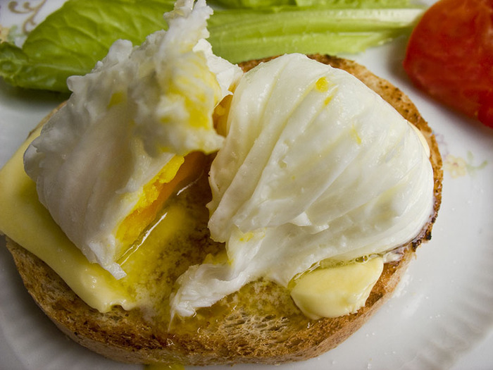 Не следует варить яйца пашот слишком долго, иначе желток тоже свариться и получится обыкновенное яйцо, сваренное без скорлупы