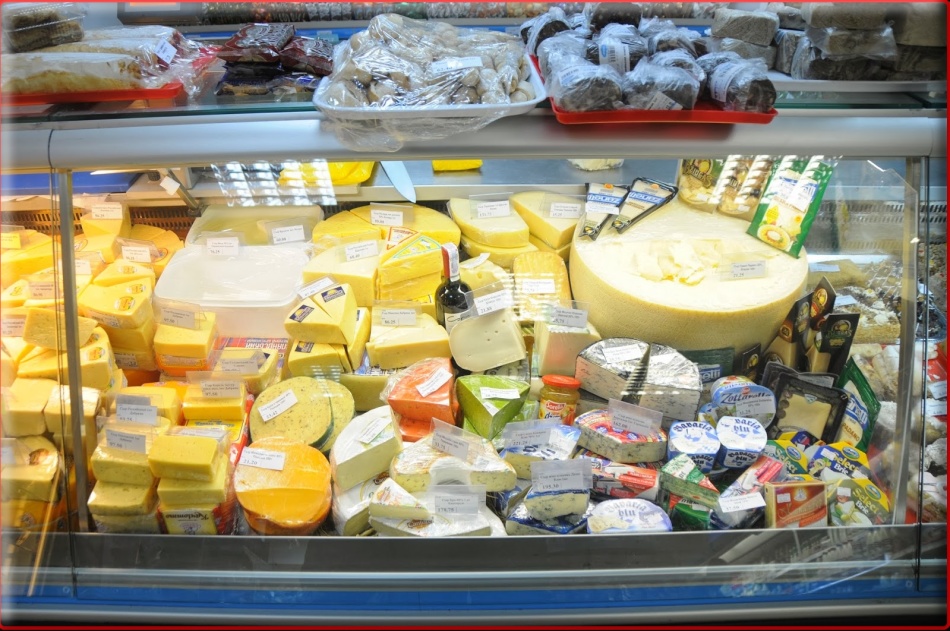 Сыр в витрине магазина