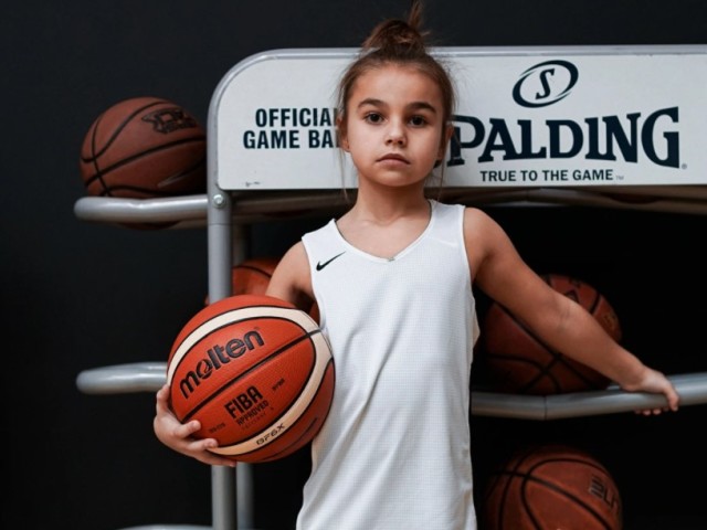 Πώς το μπάσκετ επηρεάζει την ανάπτυξη και την υγεία των παιδιών: τα πλεονεκτήματα και τα μειονεκτήματα του μπάσκετ των παιδιών