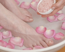 Baños con comida y sal marina para eliminar la fatiga y suavizar la piel de los pies: recetas, reglas de recepción