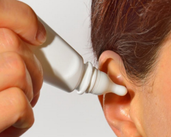 Είναι δυνατόν να στάζει το υπεροξείδιο του υδρογόνου στο αυτί, να ξεπλύνετε τα αυτιά του, να καθαρίσετε τα αυτιά σας;