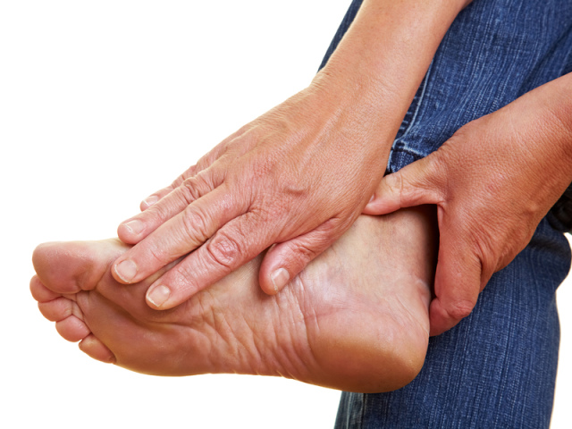 Το πόδι, το πόδι, το πέλμα των ποδιών όταν περπατάει πονάει: αιτίες, μέθοδοι θεραπείας. Αλοιφή από πόνο στα πόδια