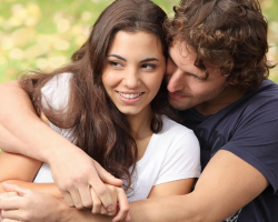 Un hombre abraza a una mujer por los hombros, acariciándola, besos: ¿Qué significa eso?