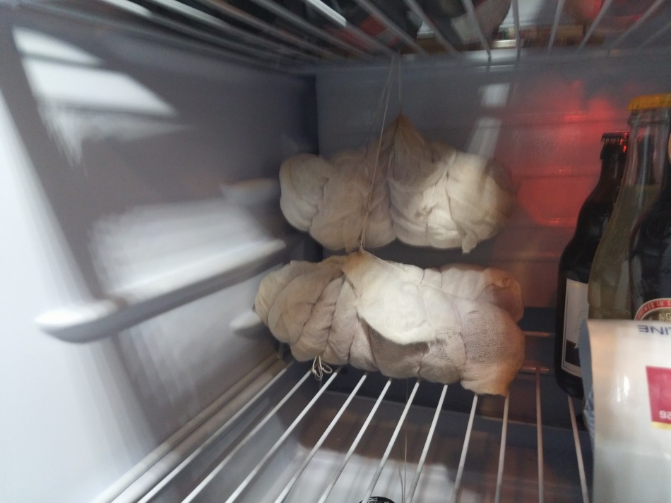 Мясо можно подвесить в холодильнике вот так - достаточно удобно