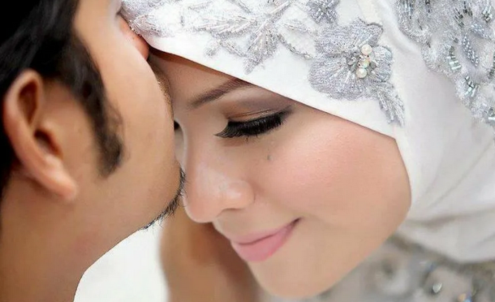 Τα φιλιά πριν από το γάμο στο Ισλάμ θεωρούνται Zina