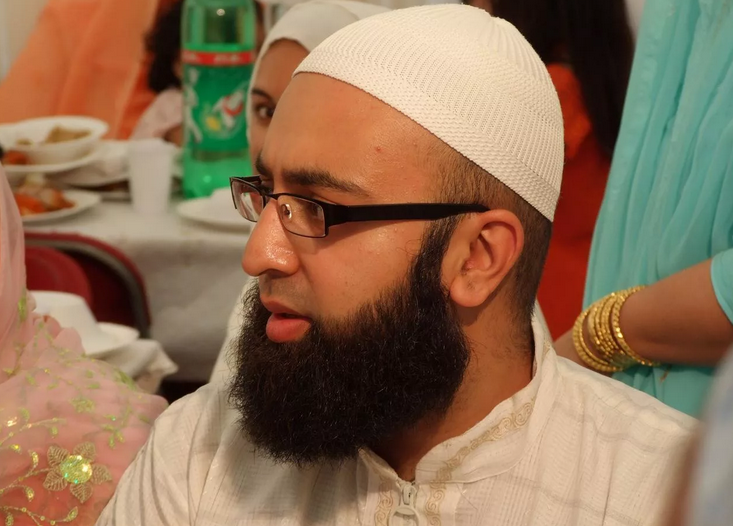 Los musulmanes se afeitan el bigote y se van, crecen la barba