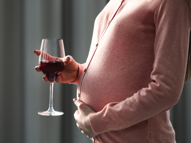 Можно ли беременным вино или шампанское? Бокал вина или шампанского при беременности: вредно ли это?
