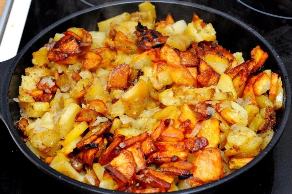 Как лучше пожарить картошку на сковороде: кружочками или соломкой?