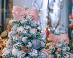 Ποιο χριστουγεννιάτικο δέντρο είναι καλύτερο να επιλέξετε για το νέο έτος: τα πλεονεκτήματα και τα μειονεκτήματα ενός τεχνητού και φυσικού χριστουγεννιάτικου δέντρου