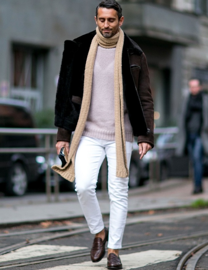 Imagen masculina de invierno sin calcetines