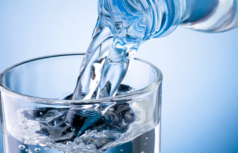 Νερό - το καλύτερο προϊόν μειώνει αποτελεσματικά, απωθεί την όρεξη και καίει λίπος σε έναν ενήλικα