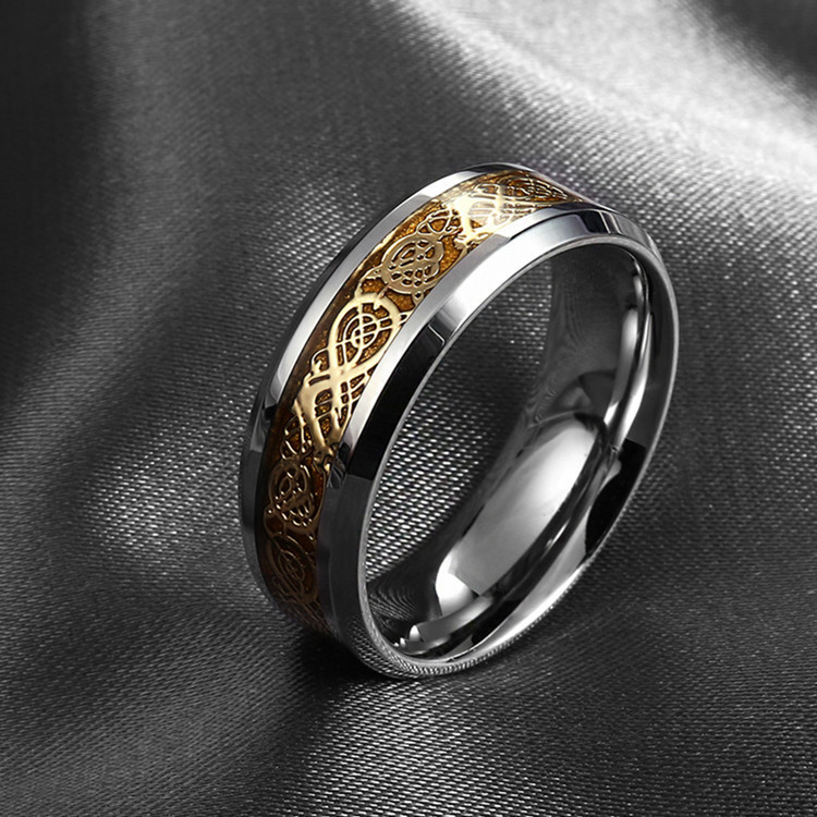 Αρσενικό δαχτυλίδι του Τιτάνα με χρυσά σχέδια