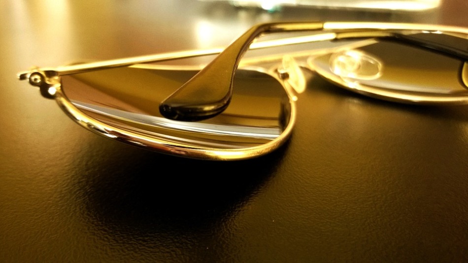 Bentley - γυαλιά για πολύ πλούσιους άνδρες, επειδή έχουν χρυσό πλαίσιο