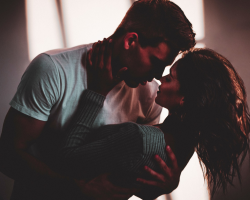 Човекът притиска момичето към него, прегръдки, страстно целува: Какво означава това?