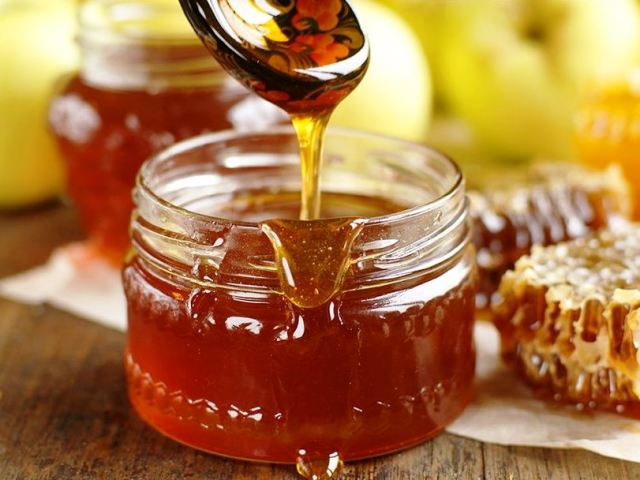 Как да разграничим естествения мед от фалшив на пазара: знаци на външен вид, мирис, вискозитет. Как да проверите качеството на меда, за естественост, захар у дома с йод, химически молив, амоняк, претегляне, с оцет, мляко: инструкции, съвети