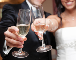 Почему мужу с женой нельзя чокаться бокалами последними, когда выпиваешь: приметы