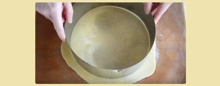 Круглый пласт можно вырезать по форме для выпечки