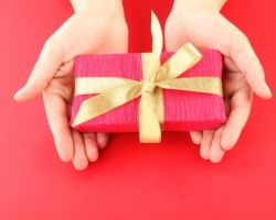 Τι να δώσετε γενέθλια σε συγγενείς και αγαπημένους; Κατάλληλα δώρα για όλες τις περιπτώσεις