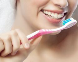 Higiene de la cavidad oral. Cuidado de los dientes y la higiene. Dientes de cepillado higiénico