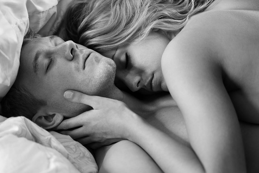 Спящая блондинка подарила своему любовнику нежный секс с самого утра