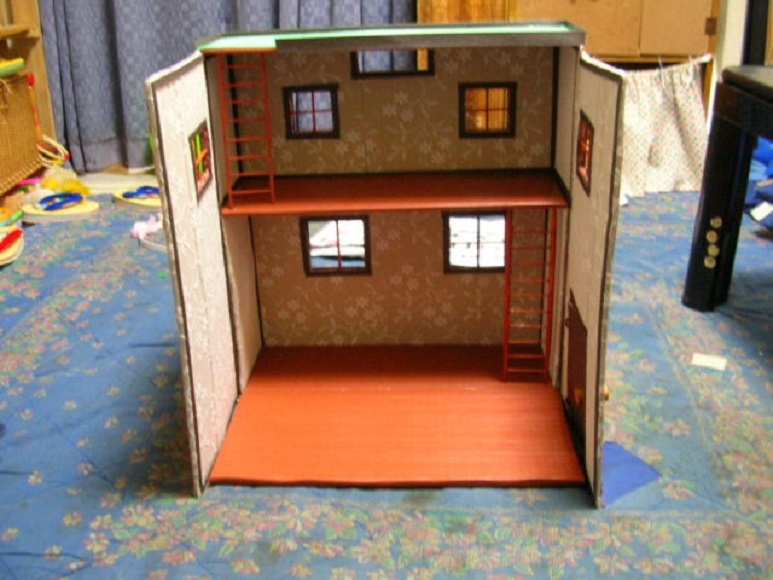 Двухэтажный дом из картона
