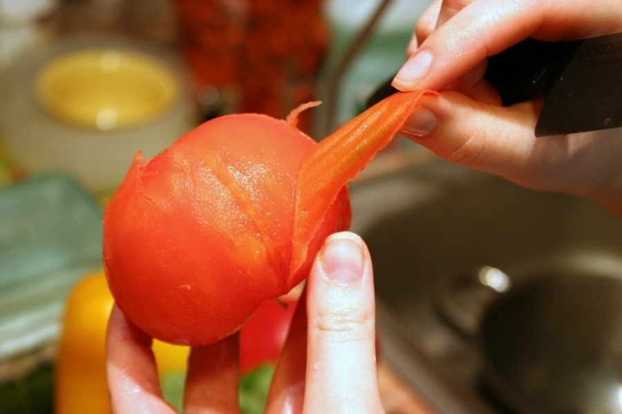 Снять шкурку с запеченных помидор