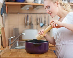 ¿Qué hacer si excesivos la sopa? ¿Cómo neutralizar la gravedad en el primer plato de pimienta?