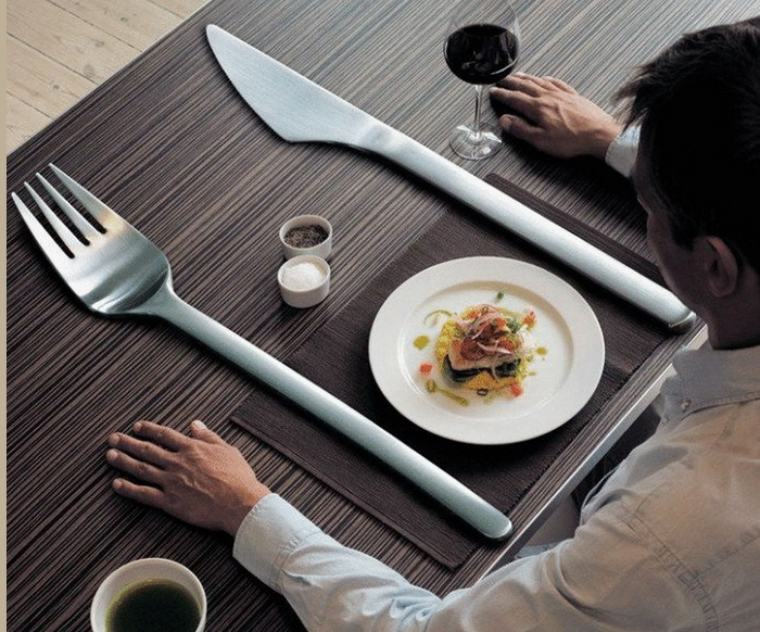 Αρχίστε να τρώτε μεγάλα μαχαιροπίρουνα για να φάτε λιγότερο