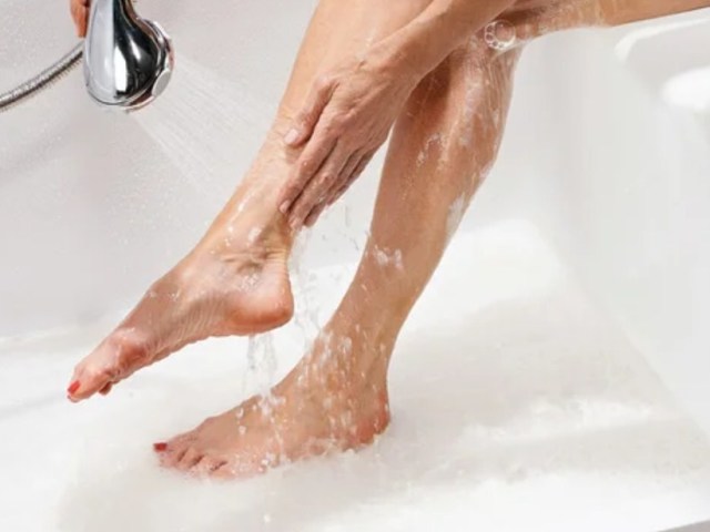 Πώς είναι χρήσιμο να βυθίζετε τα πόδια σας με κρύο νερό; Πώς να ρίξετε σωστά τα πόδια με κρύο νερό για σκλήρυνση, με κιρσούς;